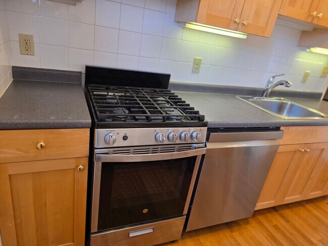 Building Photo - No brokers Fee, No Security Deposit, Heat, Hot Water Included, Elevator, Laundry, Steps from the ...