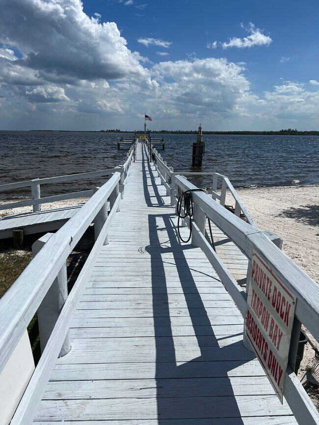 Building Photo - 14459 River Beach Dr