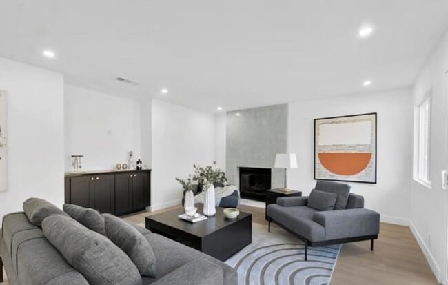 Building Photo - MOVE-IN READY 4+3 w/upgrades, great floorp...