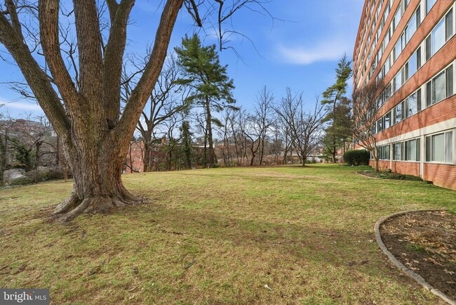 Building Photo - 1210 N Taft St