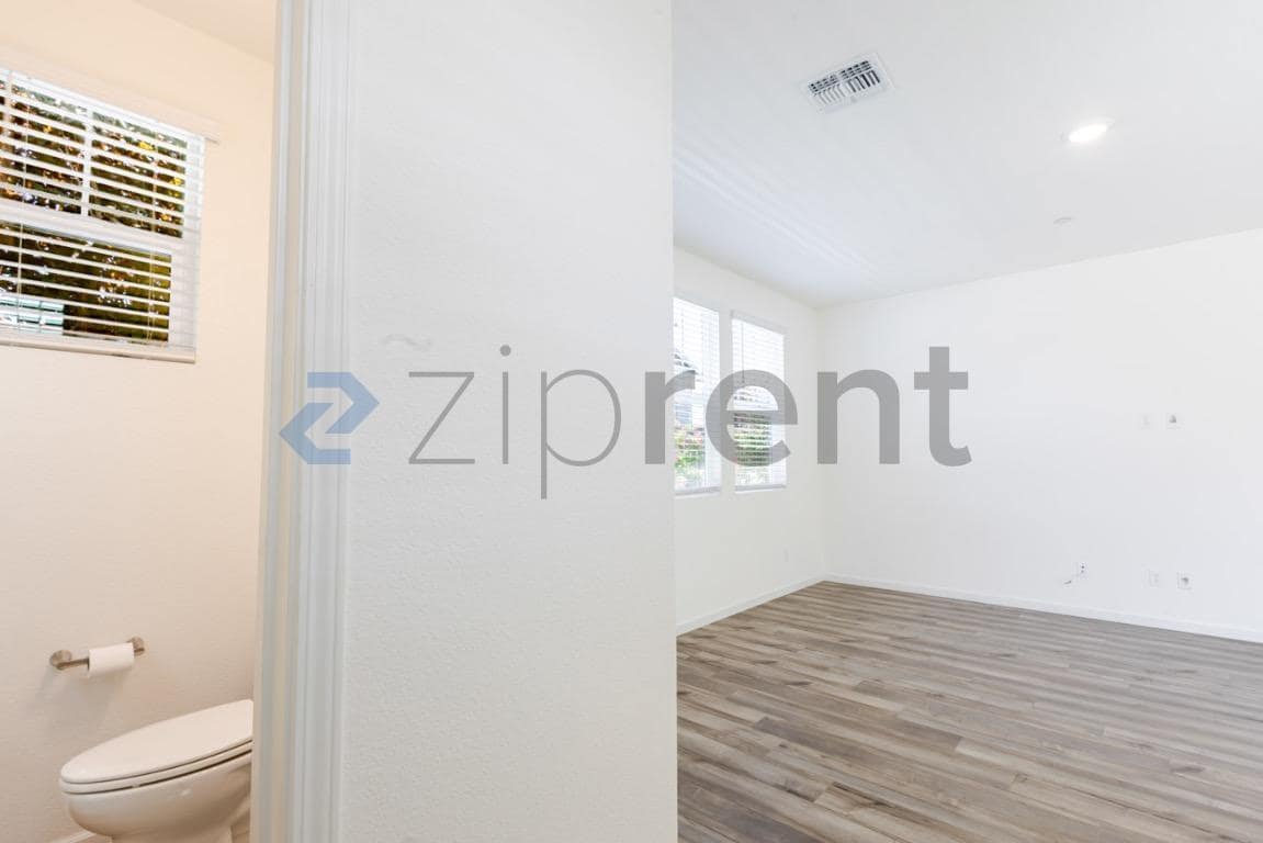 Building Photo - Unit