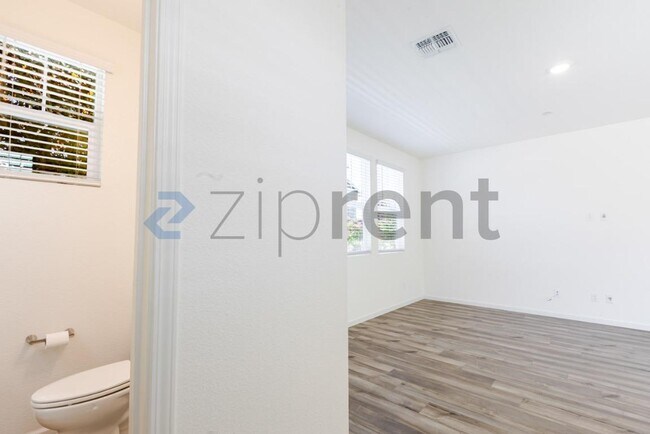 Building Photo - Unit