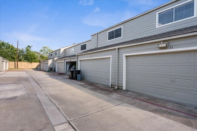 Building Photo - 2379 Briarwest Blvd