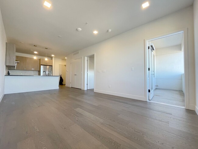 Building Photo - Improved Price!!!! Bustling Location! Mode...