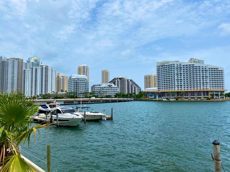 Building Photo - 999 Brickell Bay Dr