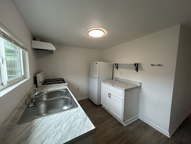 Building Photo - Charming 4 Bed, 3 Bath Home + Bonus 1 Bed/1 Bath Casita!