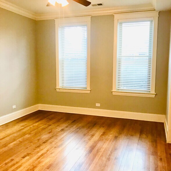 Living Room - 2727 N Hamlin Ave