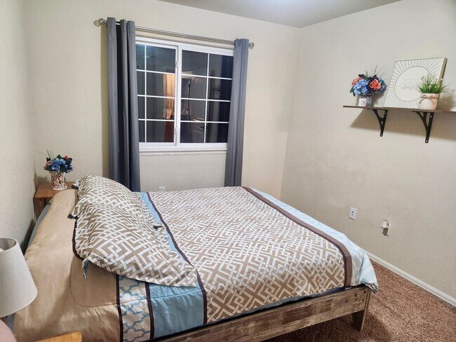 Building Photo - Gorgeous 3 bed/2.5 bath home with 3-CAR TANDEM GARAGE in Painted Sky