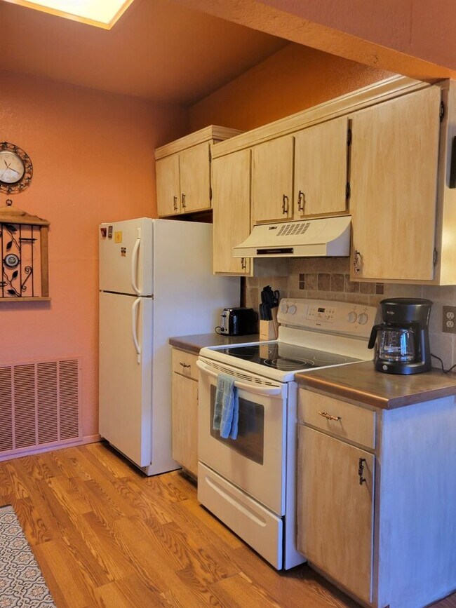 Building Photo - 119 Whispering Pines Way