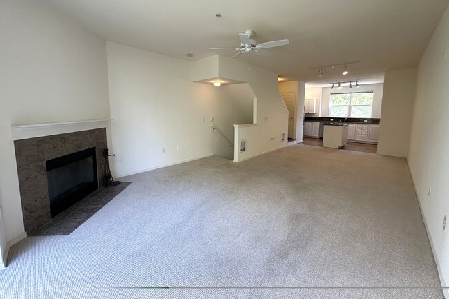 Building Photo - Lovely 2 bedroom Townhome in great Central...