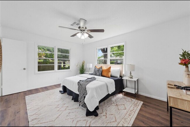 Building Photo - 1133 Lawrence Dr