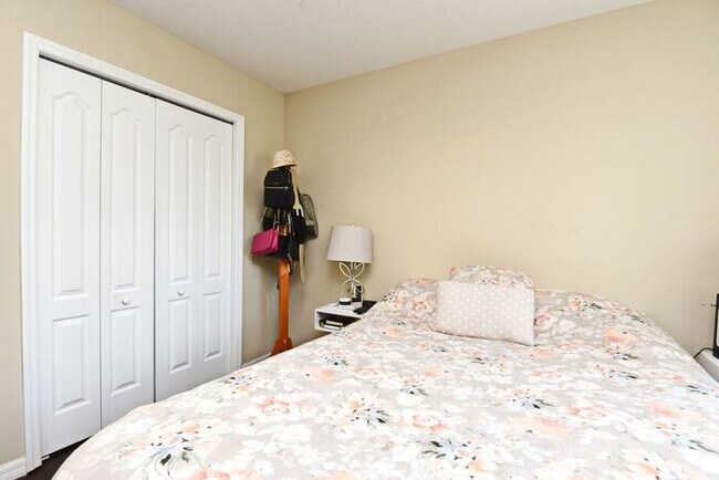 Building Photo - 3/2.5 townhouse in gated Winter Park community