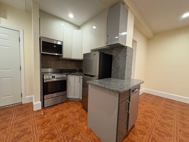 Primary Photo - 69 Babcock St