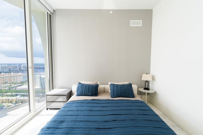 Building Photo - 16901 Collins Ave