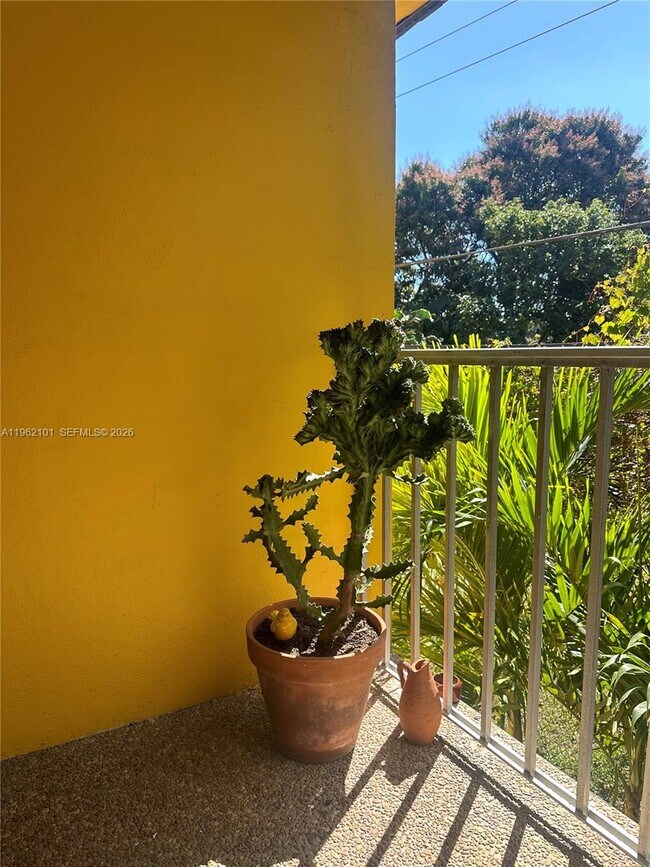 Building Photo - 2822 Van Buren St