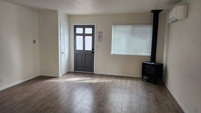 Building Photo - Charming Lake Wildwood Home 3 Bedroom 1 Bath