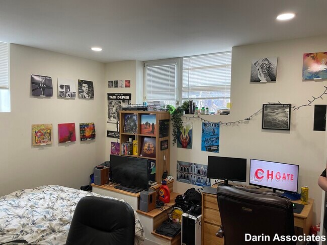 Building Photo - 37 Day St