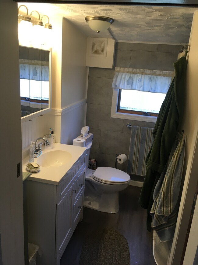 Full Bath - 299 High Street