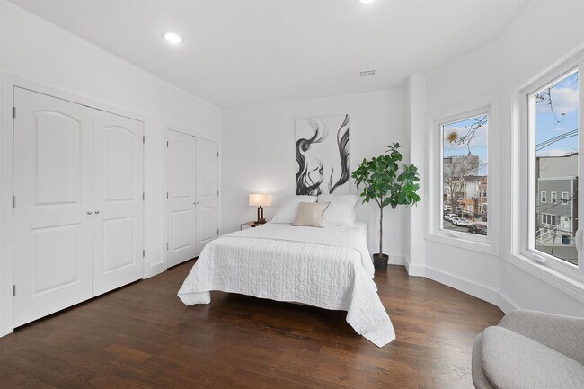 Building Photo - 111 Charles St