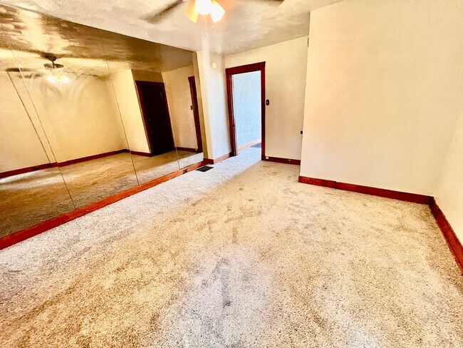 Building Photo - 3 Bed 1.5 Bath- Pittsburgh PA