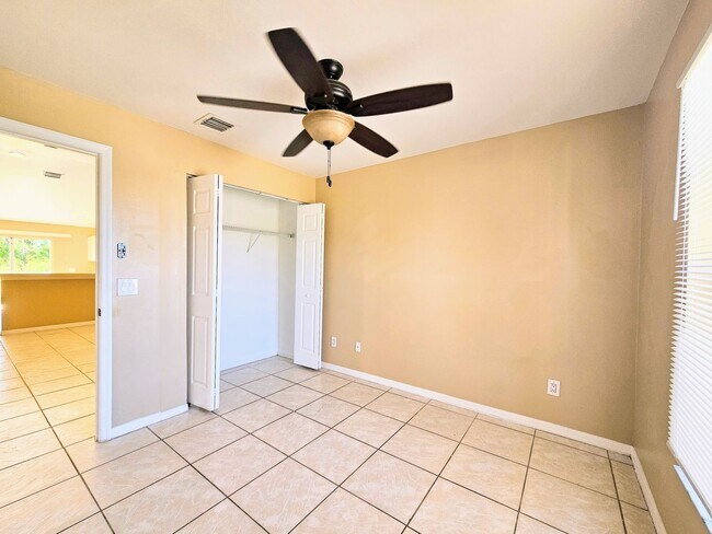 Building Photo - Nice 3 Bedroom Duplex in Lehigh Acres