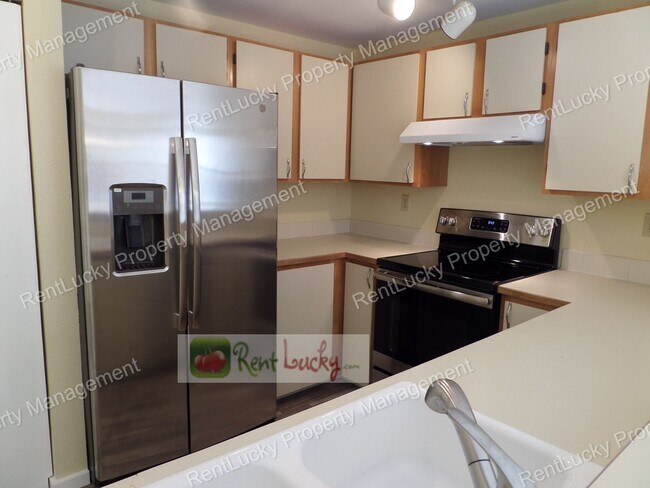 Building Photo - Gorgeous 2 Bedroom Condo with Secured Parking in Unbeatable Bellevue Location!!
