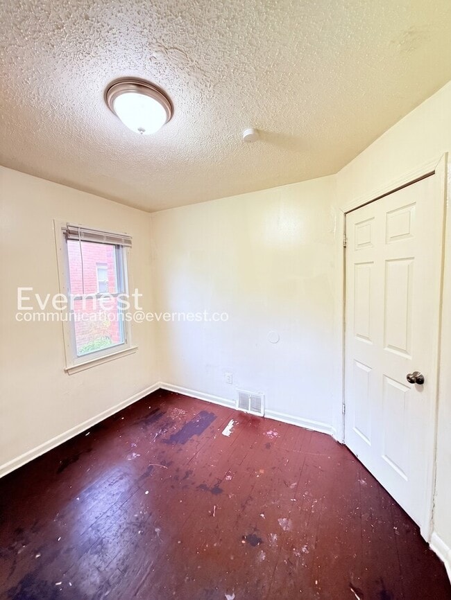 Building Photo - 18659 Shaftsbury Ave