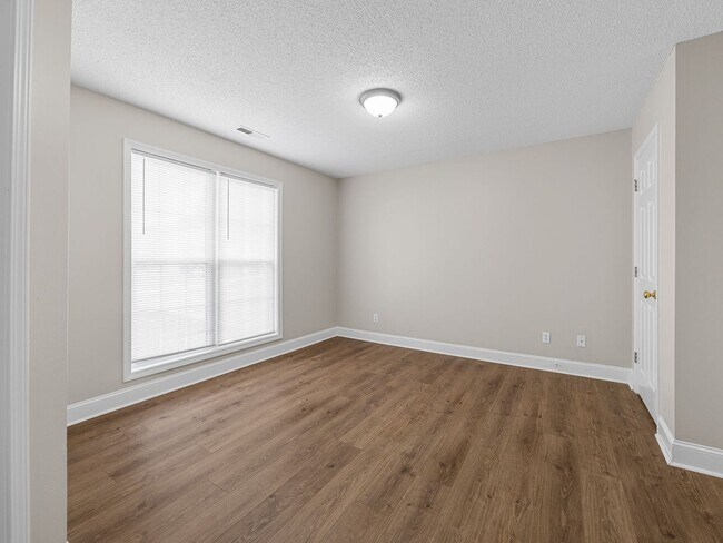 Building Photo - Freshly Renovated 3 BR, 2 BA Townhome Cent...
