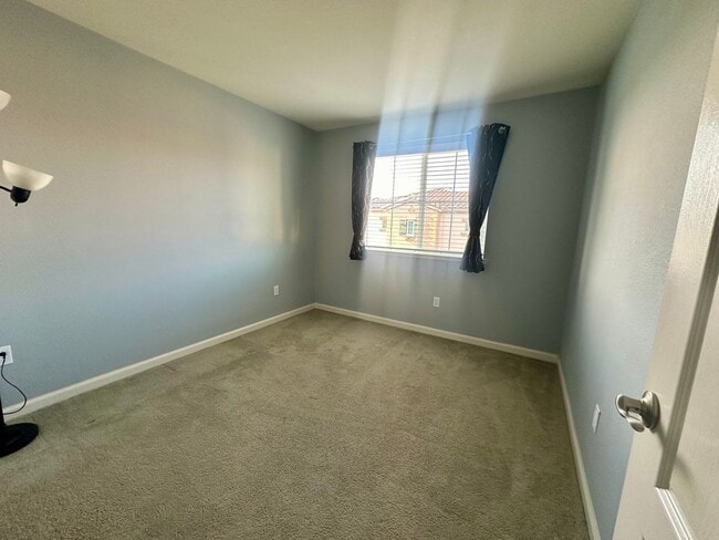 Building Photo - Lovley Blue 3 Bedroom Condo!