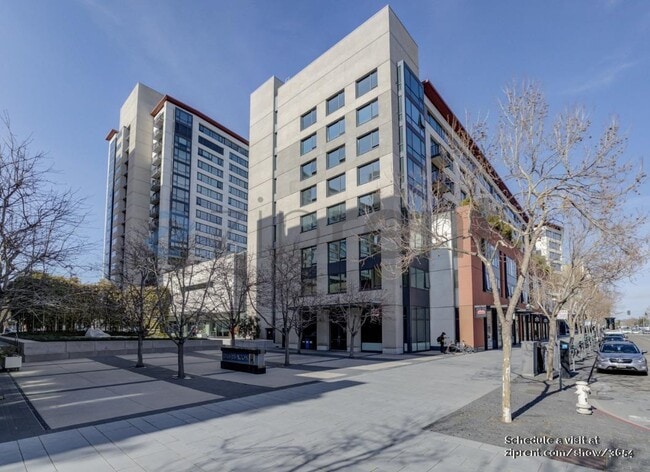 Building Photo - 250 King St