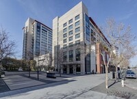 Building Photo - 250 King St