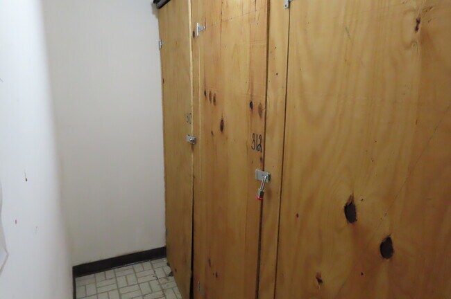 Building Photo - 2325 N Neva Ave