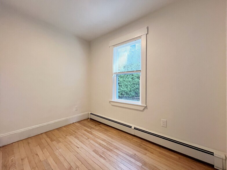 Building Photo - 1832 River St