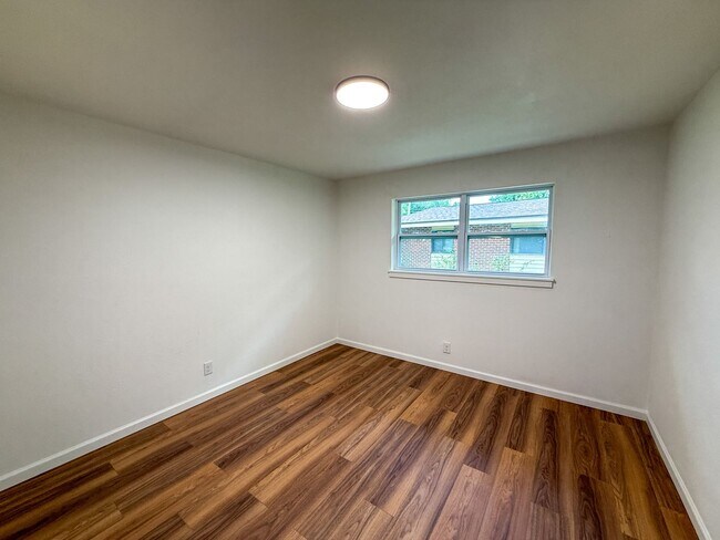 Building Photo - 5230 Springhill Dr