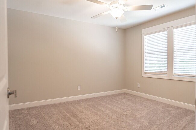 Building Photo - 643 Lilac Ln