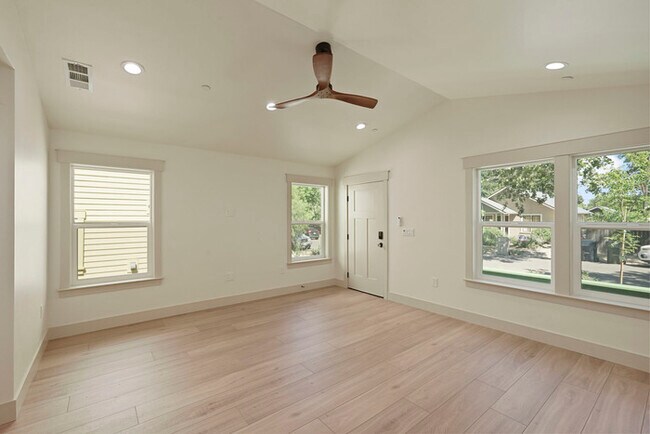 Building Photo - Beautiful 2 bedroom 1 Bathroom for rent in North Oak Park! Close to UC Davis and McGeorge Law