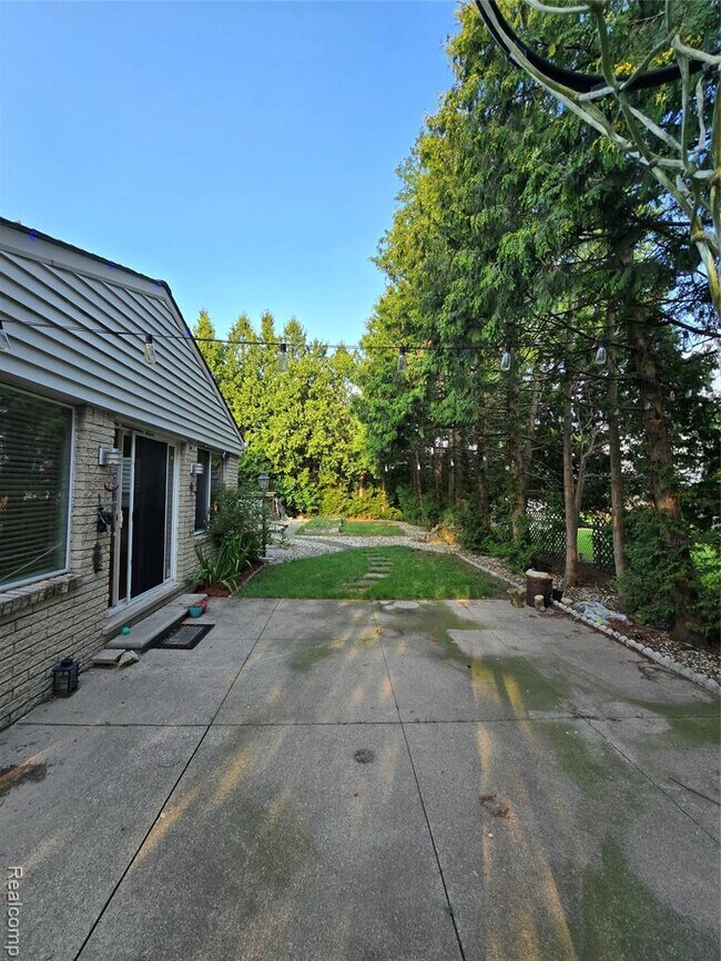 Building Photo - 2310 Cumberland Dr