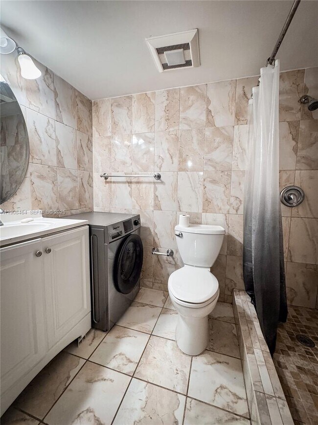 Building Photo - 9210 Fontainebleau Blvd