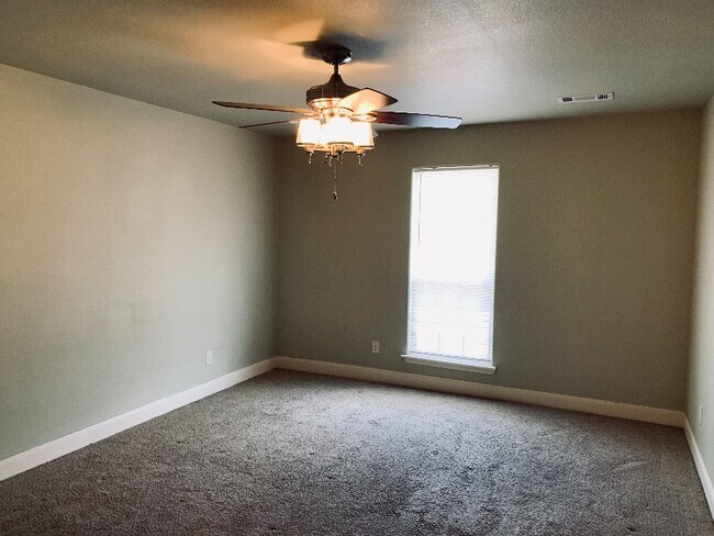 Building Photo - 8104 Knoxville Dr