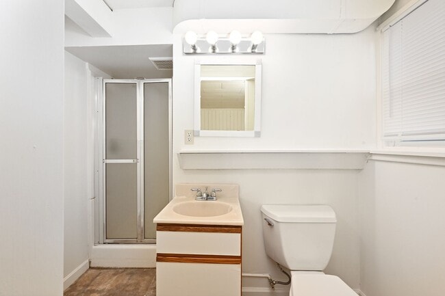 Building Photo - 3 Bedroom Home in Rainer Beach - Beautiful view over Lake Washington