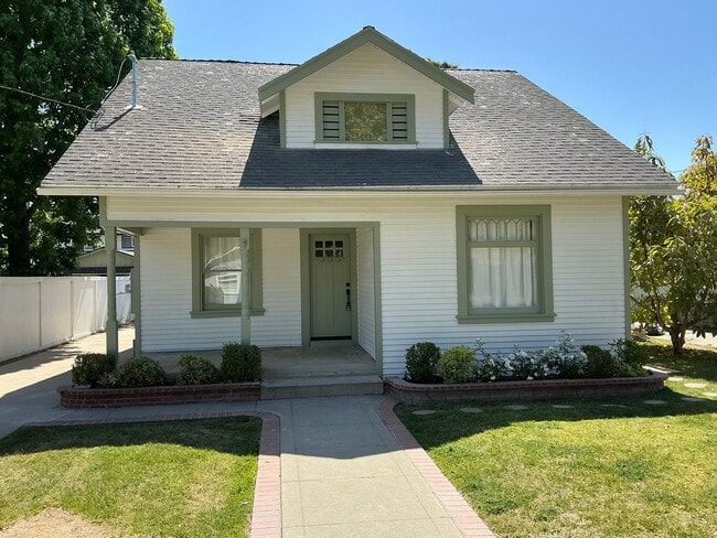 Building Photo - Beautiful 4 Bedroom 2 Bath Home in Old Tow...