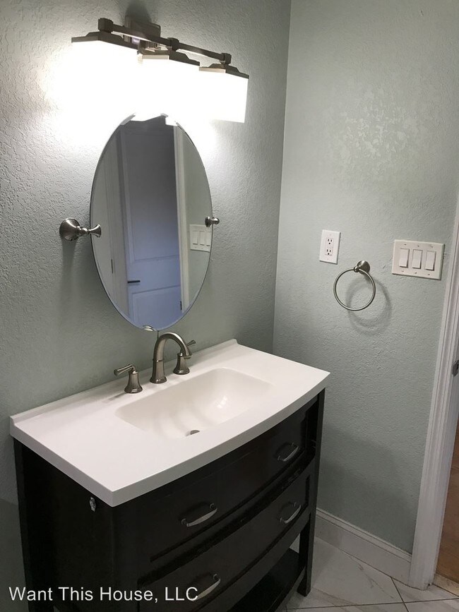 Building Photo - 3909 W Cleveland St