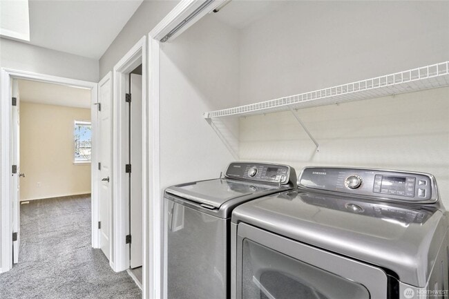 Building Photo - Contemporary Town home in Renton