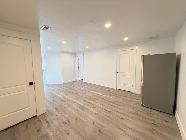 Building Photo - 347 W 410 N St