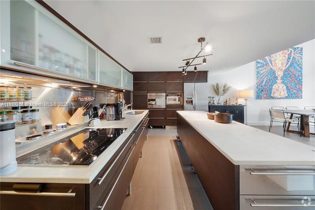 Building Photo - 6000 Collins Ave