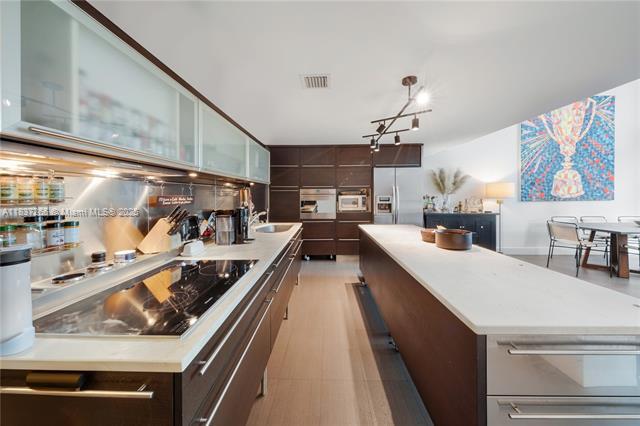 Primary Photo - 6000 Collins Ave