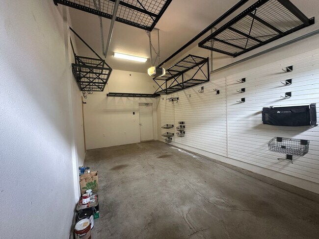 Building Photo - Welcome to the second city of Kapolei. Thi...
