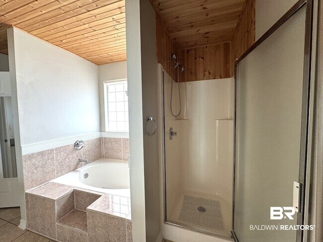 Building Photo - 9964 Hollowbrook Ave