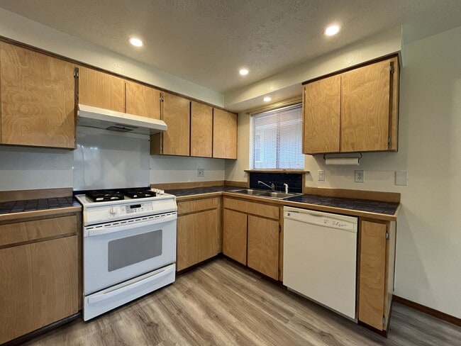Building Photo - 4825 SW Marigold St