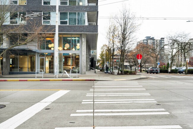 Building Photo - 225 Cedar St